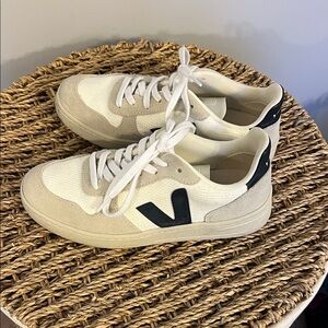 Veja Casual Low-Top Sneakers in White, Cream & Black Sz US7. Navy